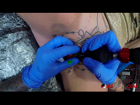 ❤️ Äärimmäisen tatuoitu hottie Sully Savage sai tatuoinnin klitorikseen ❌ Vittu video at us ❌️
